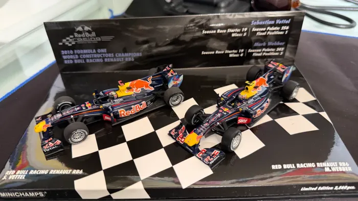 Miniatura Minichamps - RB6 Campeão do mundo 