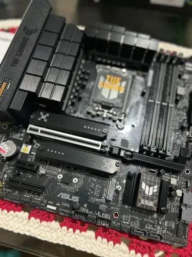 PLACA MÃE ASUS B760M-PLUS WIFI II **NOVA** --> VENDO OU TROCO