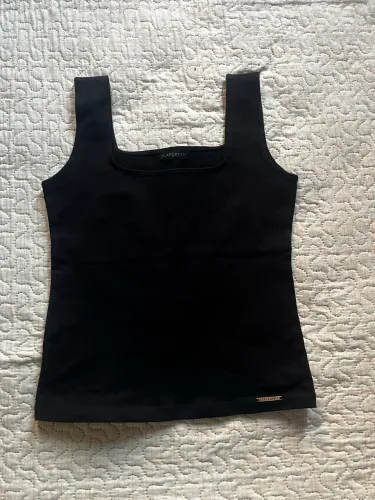 Blusa regata preta e short crepinho listrado