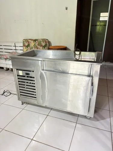 Balcão refrigerado com pista fria