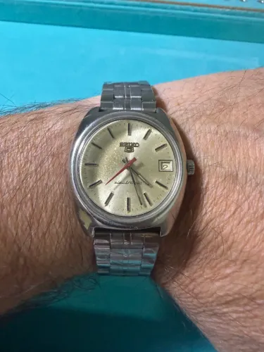 Seiko 5 Electronic - dourado com ponteiro vermelho