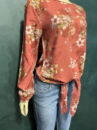 Blusa marrom com estampa floral e detalhe de amarração