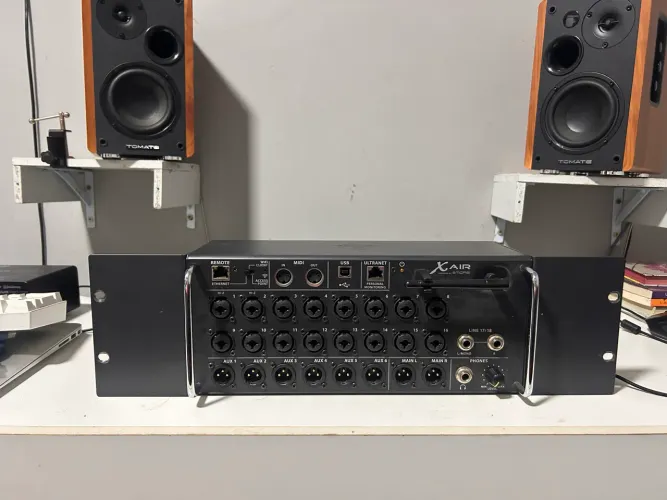 Mesa de Som Behringer XR18