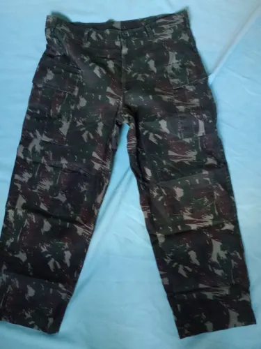 Calça camuflada 