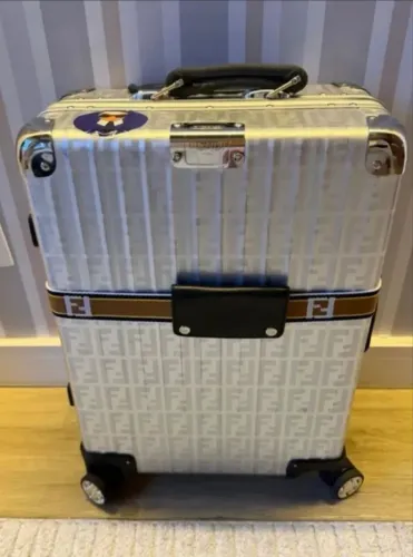 Mala de bordo Rimowa collab Fendi aluminio