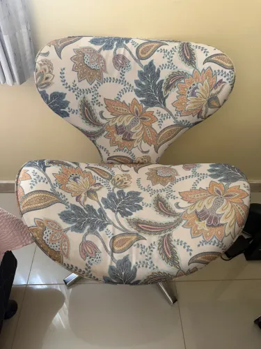 2 poltronas iguais. 