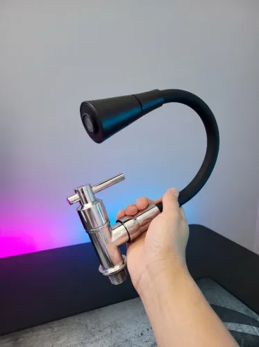 Torneira Gourmet Flexivel Preta e Cromada