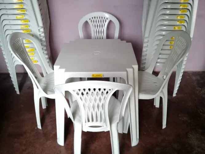 Jogo de Mesa e Cadeiras de plástico Novas