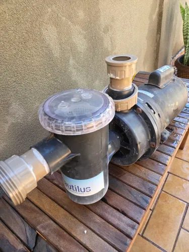 Bomba de piscina OSMAQ 1,0 CV - Queimada e travada - Sem trincas