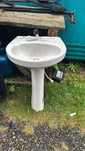 Conjunto de pia e vaso sanitário 