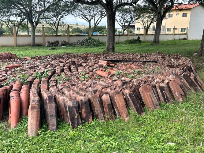 Telhas de cerâmica usada