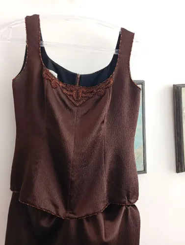 Vestido de festa, em tafetá, cor marrom, com bordado em pedras , tamanho 38