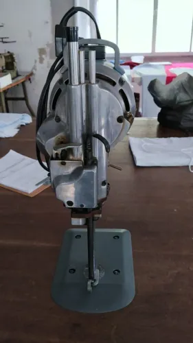 Máquina de Cortar Tecido