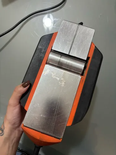Plaina Elétrica Profissional Black & Decker 7698-B2