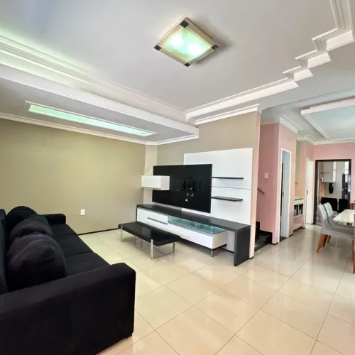 VENDO CASA EM CONDOMINIO FECHADO ALTO PADRAO