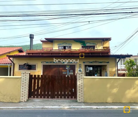 Casa 4 Dormitórios sendo um térreo, 2 Salas, cozinha planejada, deck parte superior, 300 m