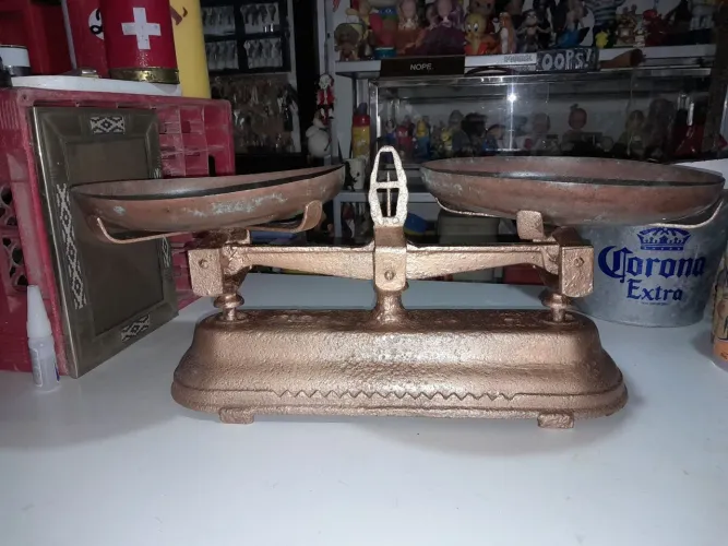 Balança antiga de pratos com 3 pesos 