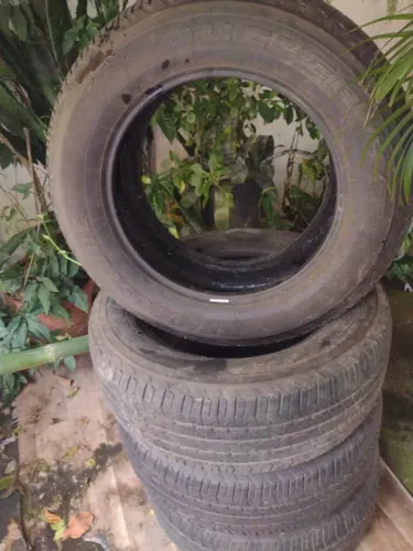 BARBARA, É 4 NO VALOR DE DOIS.....Pneu 235/65r17 Bridgestone Dueler H/p Sport 108v (Usado)