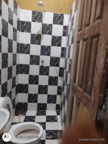 Aluga-se kitnet com quarto e sala e um banheiro interno
