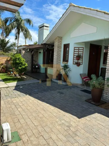 Casa ampla com piscina e edícula no bairro Panorâmico ? Garopaba