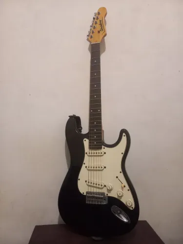 Guitarra Strinberg Stratocaster + Tarraxas Gotoh + Capa