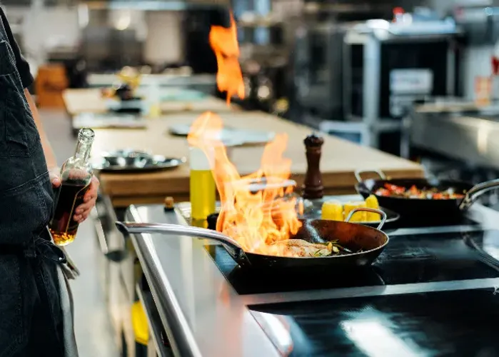 AUXILIAR DE COZINHA CENTRO ($2.4K-3K)