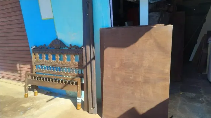 Cama de Casal Colonial em Madeira com Cabeceira Entalhada 