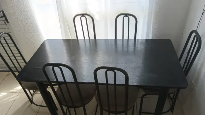 Vendo mesa com 6 cadeiras 
