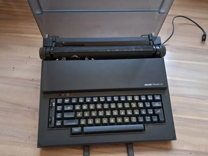Maquina de escrever olivetti práxis 20