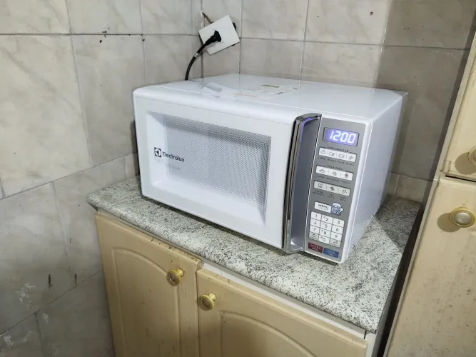 Microondas Electrolux 27L 127v, SEMI NOVO, com pouco tempo de uso, sem observações.
