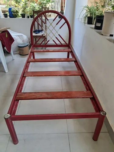 Cama de solteiro de ferro.