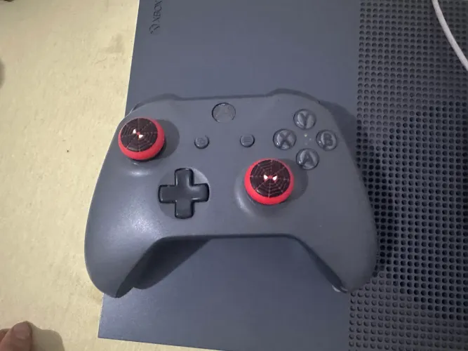 Xbox one s chumbo com 1 controle