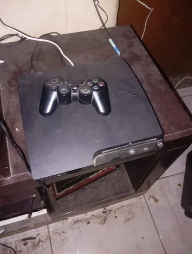 Vendo PS3 lotado de jogos com 1TB possuiu um controle
