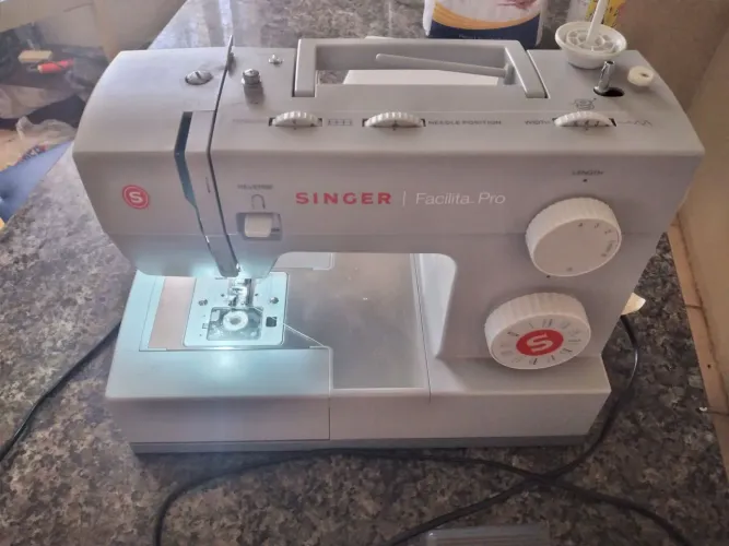 Máquina de costura Singer Facilita Pro 4423