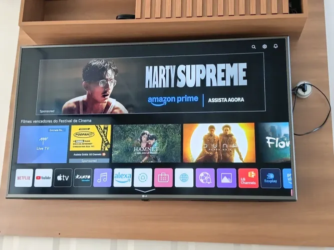 Smart TV 40 polegadas com comando de voz e alexia 