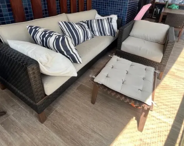 Conjunto de móveis para varanda ou área externa, composto por um sofá, um pufe.