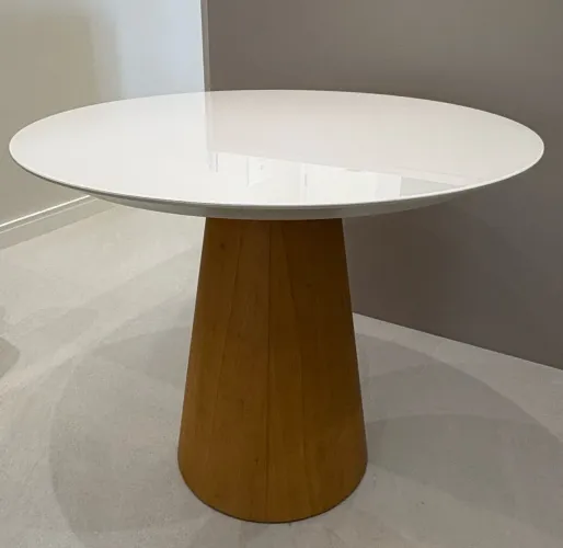Mesa Redonda com 90 cm para 3 ou 4 lugares.