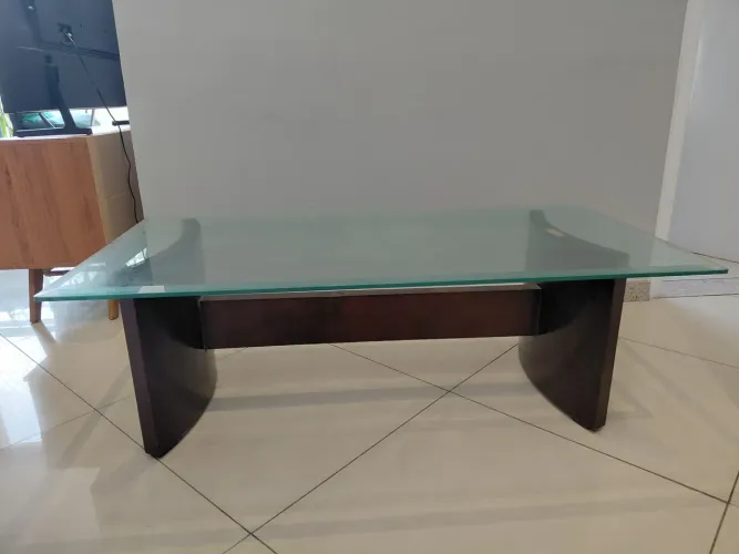 Mesa de centro elegante com tampo de vidro e base de madeira