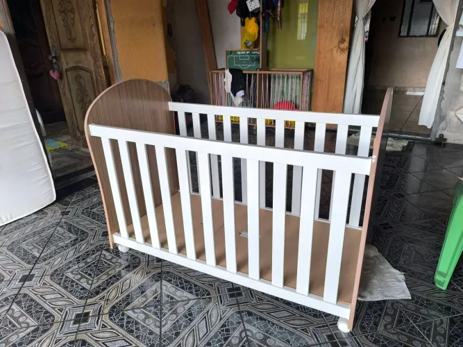 Berço SMIM NEW da Peroba Branco e amadeirado 100% MDF + colchão