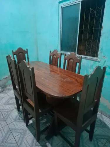 Mesa de 6 lugares em madeira maciça