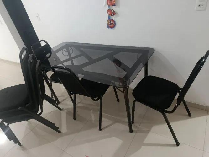 Vende-se mesa de vidro com 6 cadeiras