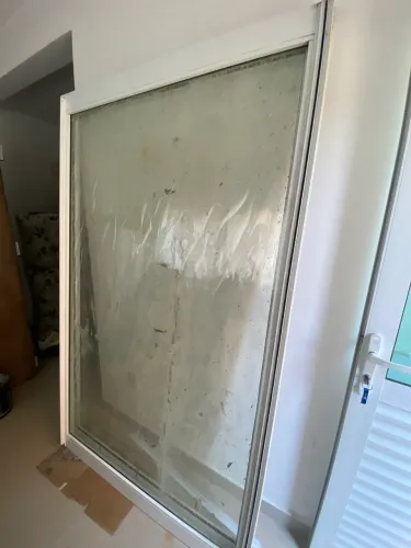 Porta e janela da linha gold, usada, porta com tela mosquiteira