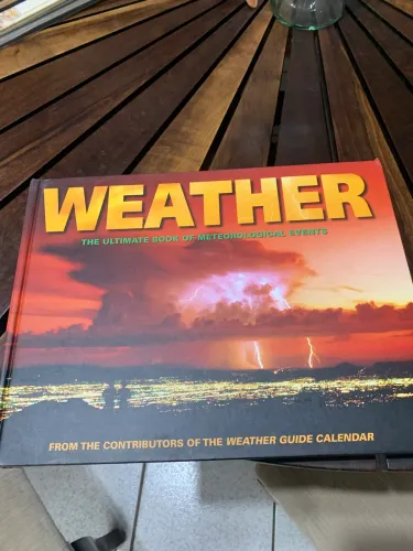 Livro Weather - Tempestades e Furacões | Capa Dura | Grande
