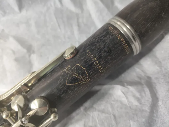 Clarinete Normandy Special madeira frança Sib 17 chaves