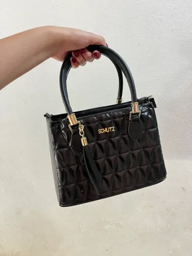 Bolsa preta de mão e ombro