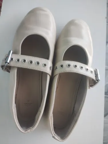 Sapatilha Zara Infantil Creme/Off White com Fivela - Estilo Clássico e Delicado