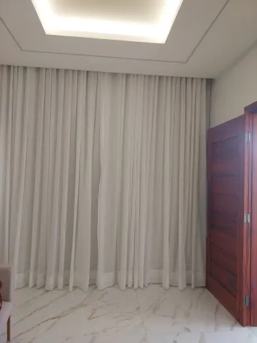 Cortinas de varão e trilho suíço * 