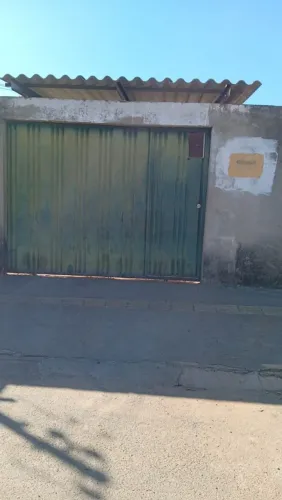 Vende-se essa casa no condomínio com barracão no fundo Bertin Belchior 2 em Goiânia
