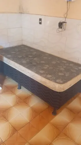 Base e colchão,o colchão que está na foto não e da cama