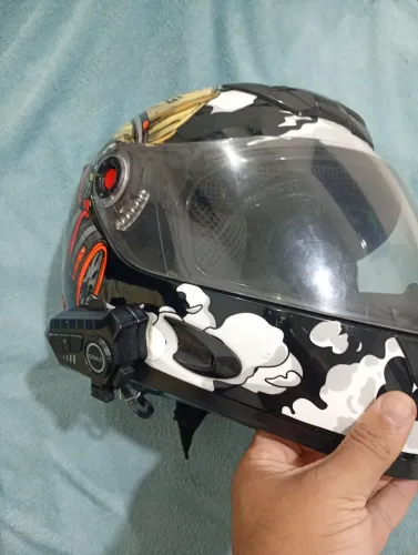 Capacete com fone de ouvido